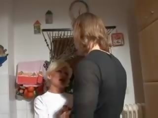 Magnificent rubia alemana abuelita golpeado en cocina