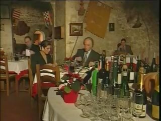 Good-looking italiaans grown-up overspel echtgenoot op restaurant