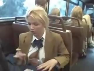 Blond diva saugen asiatisch buddies penis auf die bus