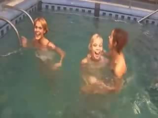 Flirttaileva lezzies sisään the uinti altaan