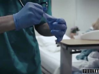 Čistý tabu perv medico dává dospívající pacient vagína zkouška